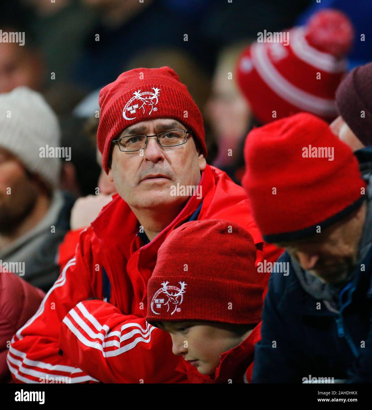 Thomond Park, Limerick, Irlande, Munster. 28 Dec, 2019. Pro 14 Guinness Rugby, Munster et Leinster Munster ; un partisan watches le grand écran comme Leinster ajouter trois points à leur total 0-13 - usage éditorial : Action Crédit Plus Sport/Alamy Live News Banque D'Images