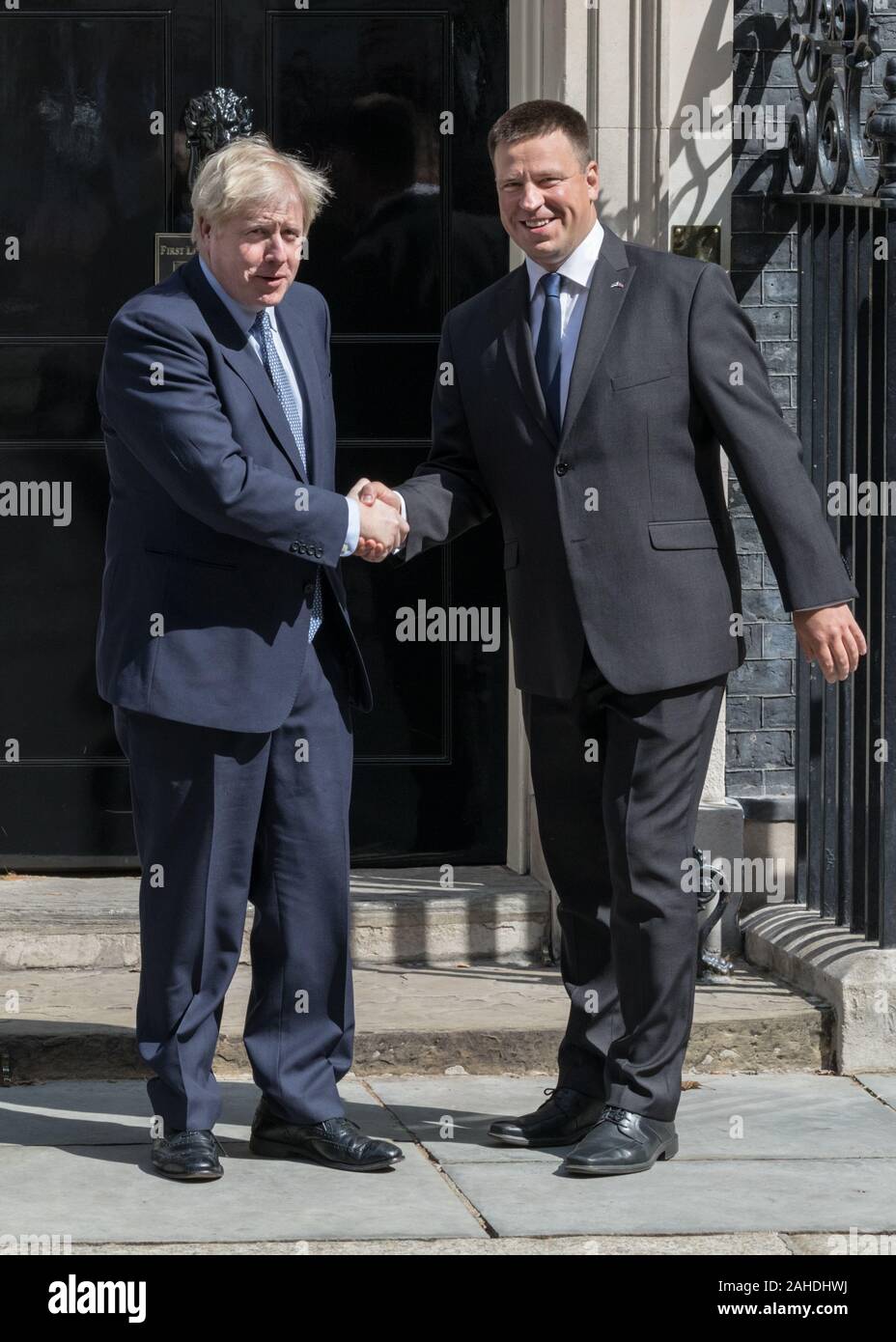 Boris Johnson, le Premier ministre britannique, accueille Jüri Ratas, Premier ministre estonien, à l'extérieur au 10, Downing Street à Londres, Royaume-Uni Banque D'Images