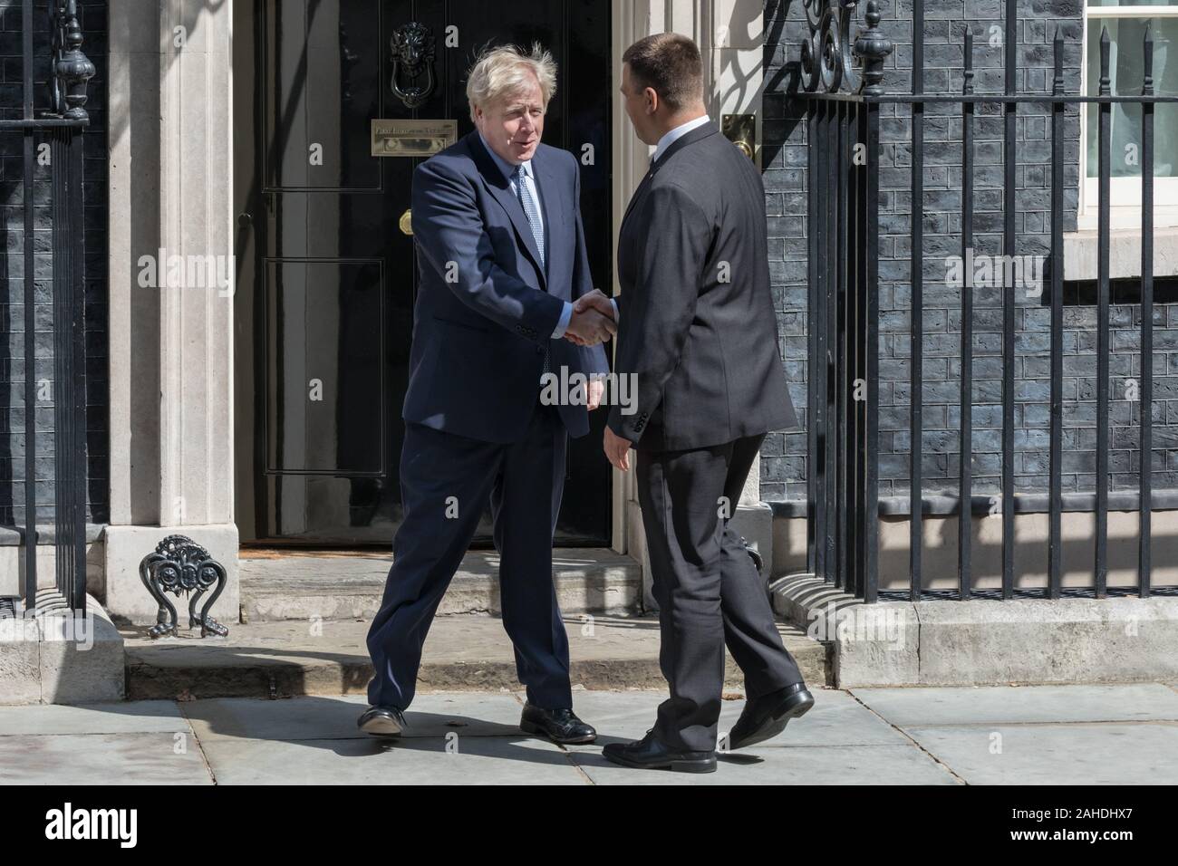 Boris Johnson, le Premier ministre britannique, accueille Jüri Ratas, Premier ministre estonien, à l'extérieur au 10, Downing Street à Londres, Royaume-Uni Banque D'Images