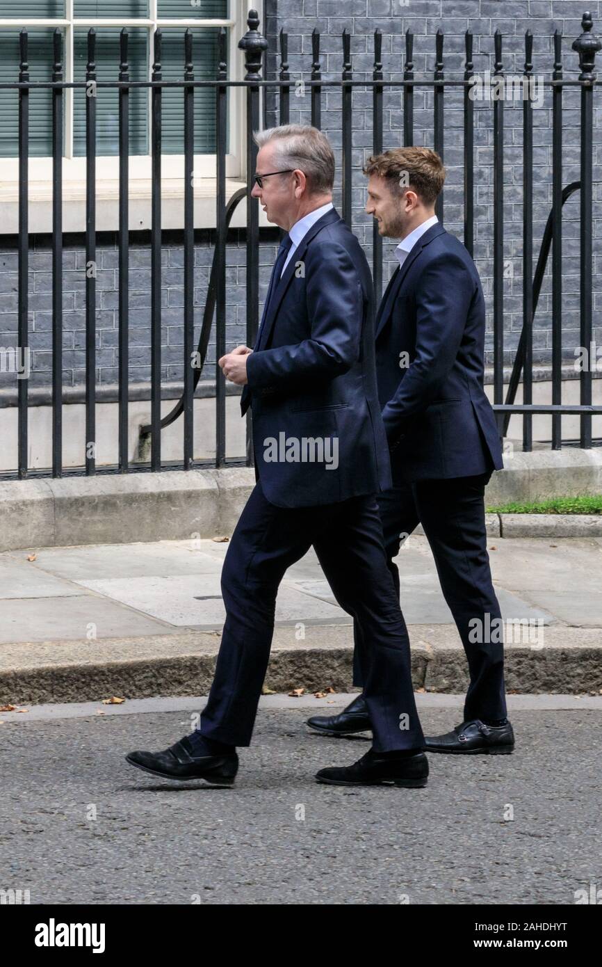 Michael Gove, ministre conservateur, avec son collègue, les promenades le long de Downing Street No 10, Westminster, London, UK Banque D'Images