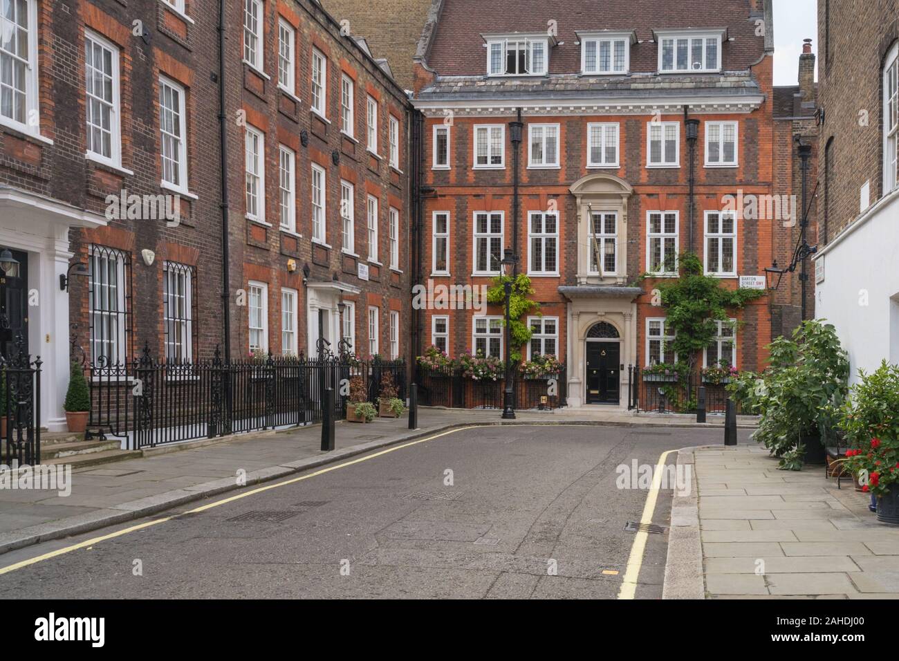 Des bâtiments historiques, des maisons de ville victoriennes et géorgiennes à Cowley Street et Barton Street, Westminster, SW1, London, UK Banque D'Images