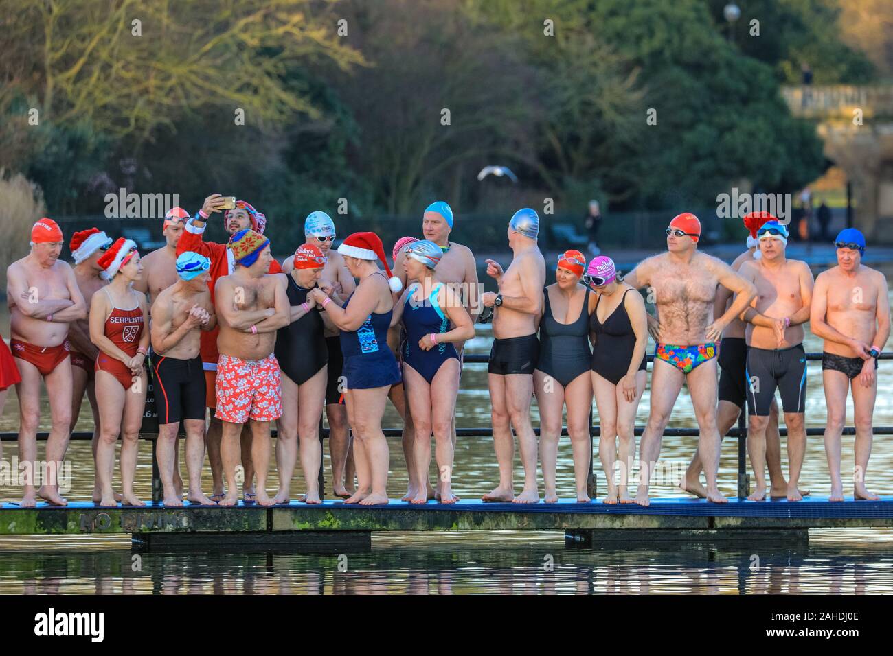 Le jour de Noël les nageurs sur le ponton avant la traditionnelle course de natation pour le 'Peter Pan Cup' au Club de natation de la Serpentine dans Hyde Park, Londres Banque D'Images