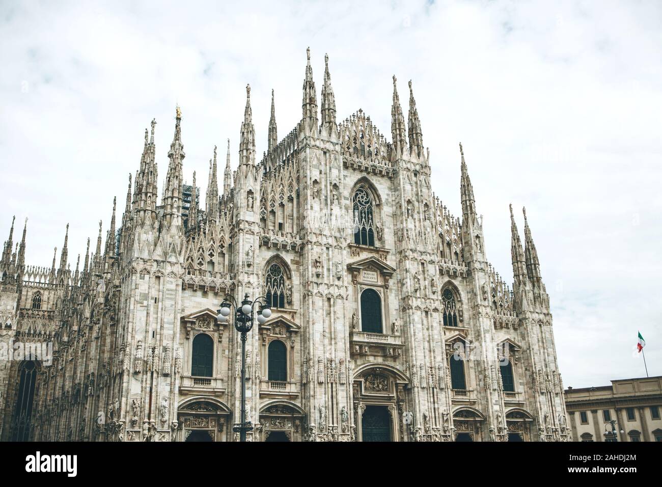 Belle vue de l'ancienne cathédrale du Duomo de Milan en Italie. C'est l'une des attractions de touristes les plus populaires en Italie. Banque D'Images