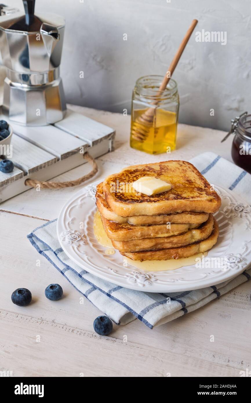 French toasts avec du beurre et de bleuets pour petit-déjeuner. Banque D'Images
