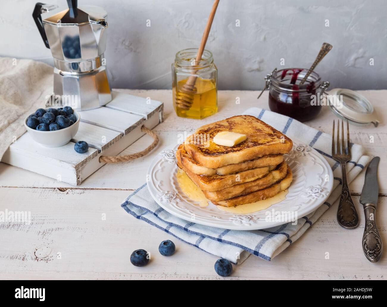 French toasts avec du beurre et de bleuets pour petit-déjeuner. Banque D'Images