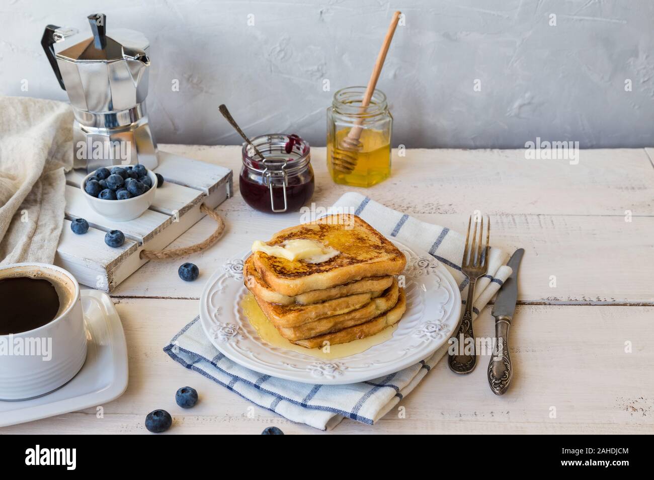 French toasts avec du beurre et de bleuets pour petit-déjeuner. Banque D'Images