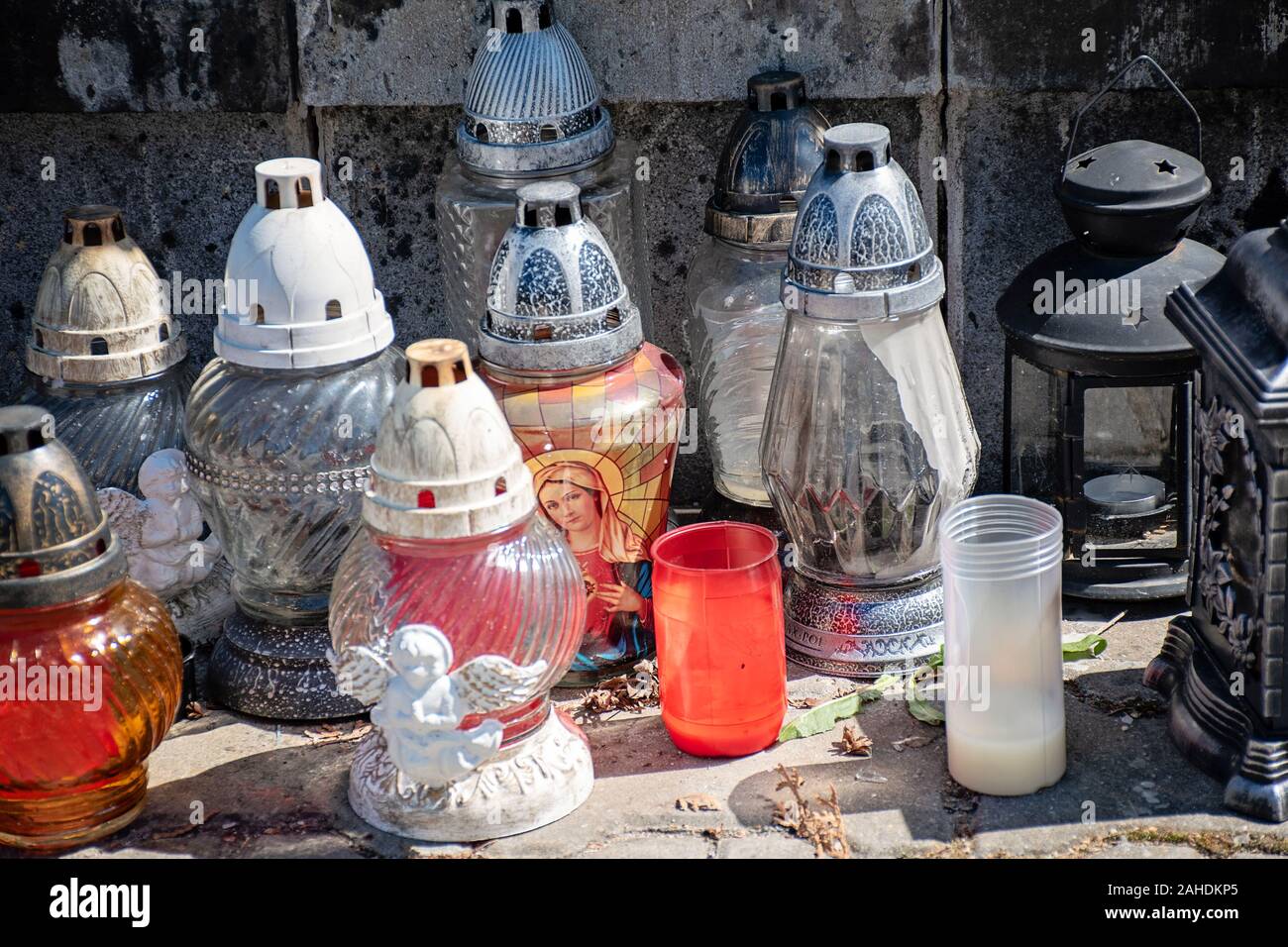 De nombreuses bougies de cimetière près de mur de pierre en novembre, jour de la toussaint Banque D'Images