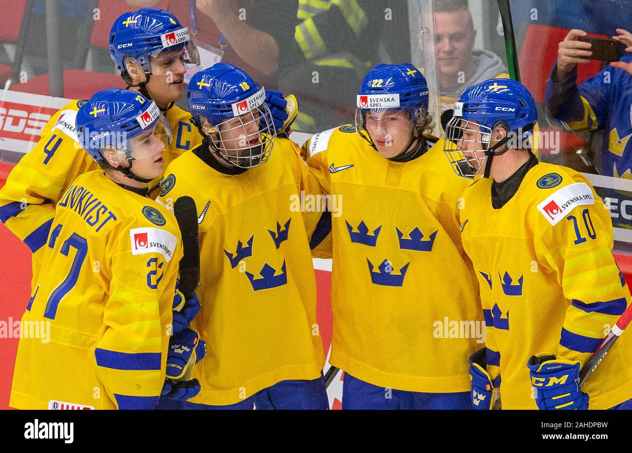 Trinec, République tchèque. 28 Dec, 2019. L-R Nils Lundkvist, Adam égrenage, Lucas Raymond, Karl Henriksson et Alexander Holtz (SWE) tous célébrer un but dans le championnat mondial junior 2020 Championnat du Monde de Hockey sur glace match du groupe A entre la Suisse et la Suède à Trinec, en République tchèque, le 28 décembre 2019. Crédit : Vladimir/Prycek CTK Photo/Alamy Live News Banque D'Images