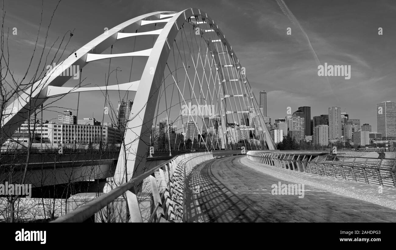 Vue panoramique sur Walterdale suspension bridge et le centre-ville d'Edmonton, Alberta, Canada. Banque D'Images