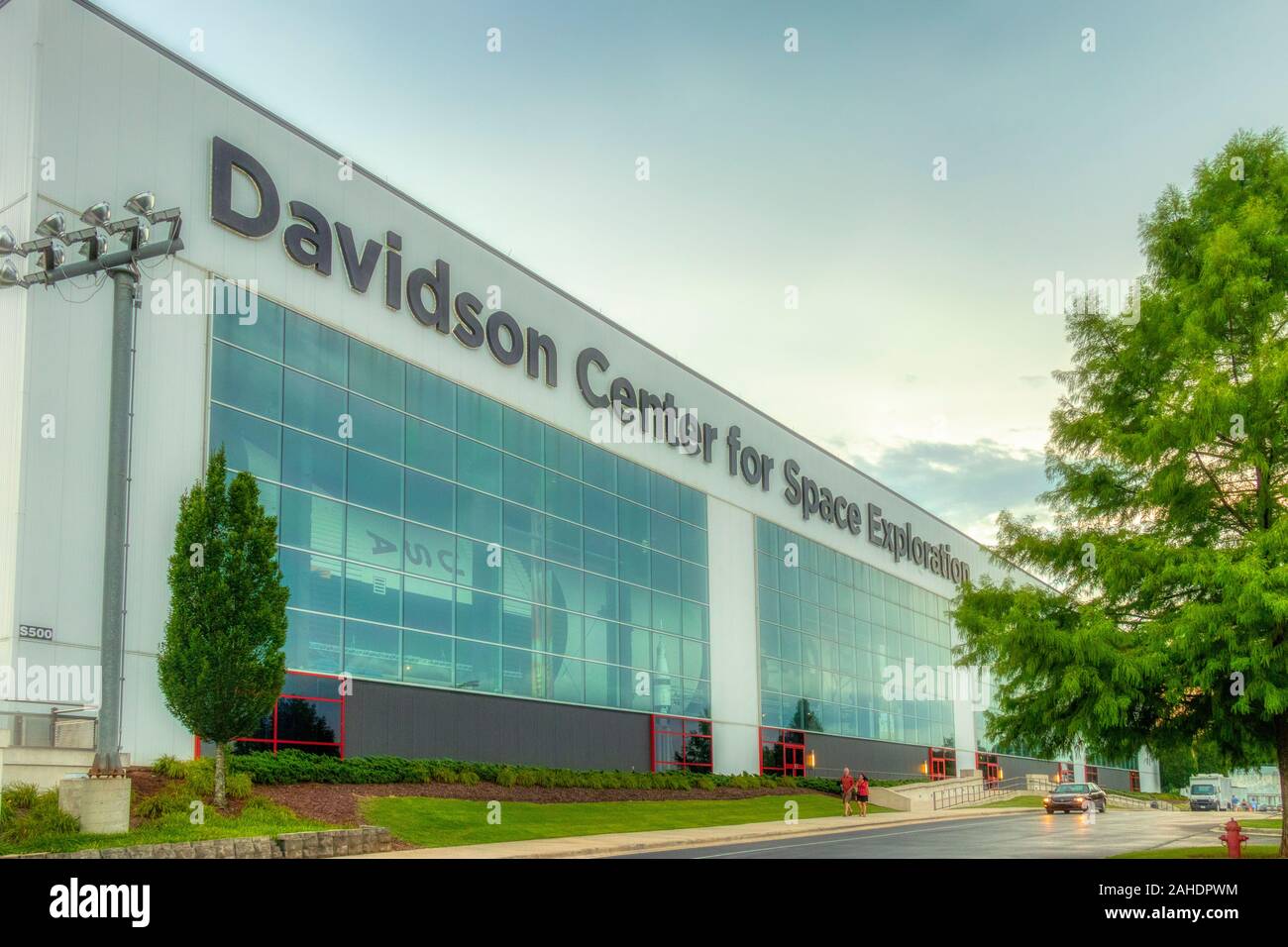 Le Centre Davidson pour l'exploration de l'espace est un établissement de deux étages, 76 000 pieds carrés, conçu pour mettre en valeur la fusée Saturn V. Banque D'Images