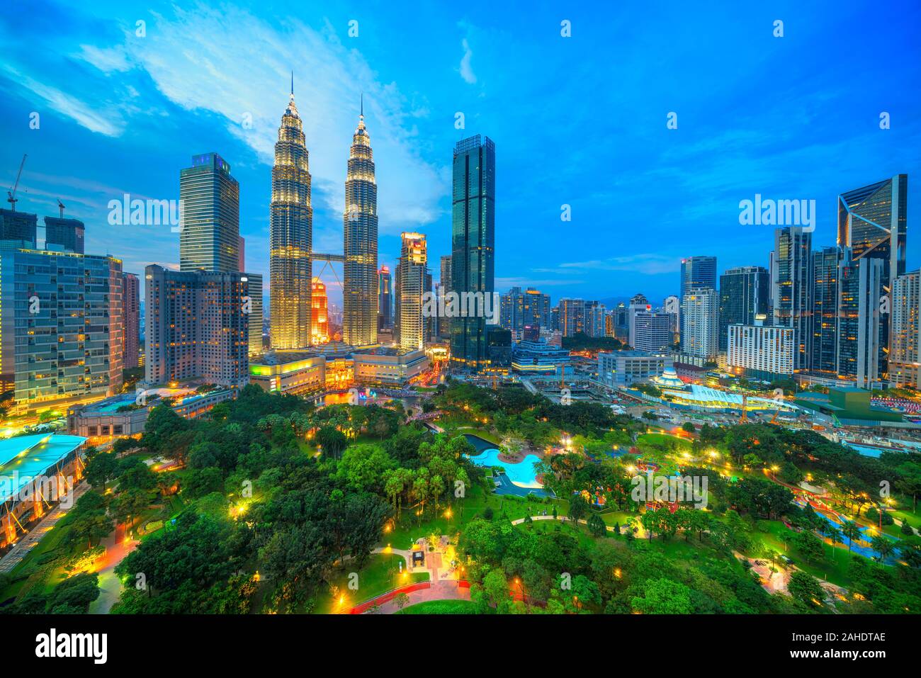 Kuala Lumpur, Malaisie. Coucher du soleil à parc KLCC Banque D'Images
