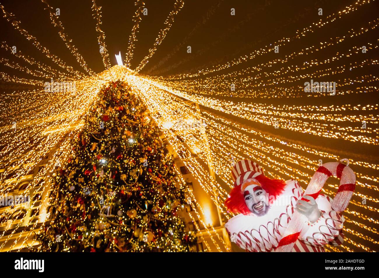 Moscou, Russie. 28 décembre 2019, un interprète pendant les célébrations du Nouvel An dans le centre de Moscou dans le cadre de Voyage à festival de Noël, Russie Banque D'Images