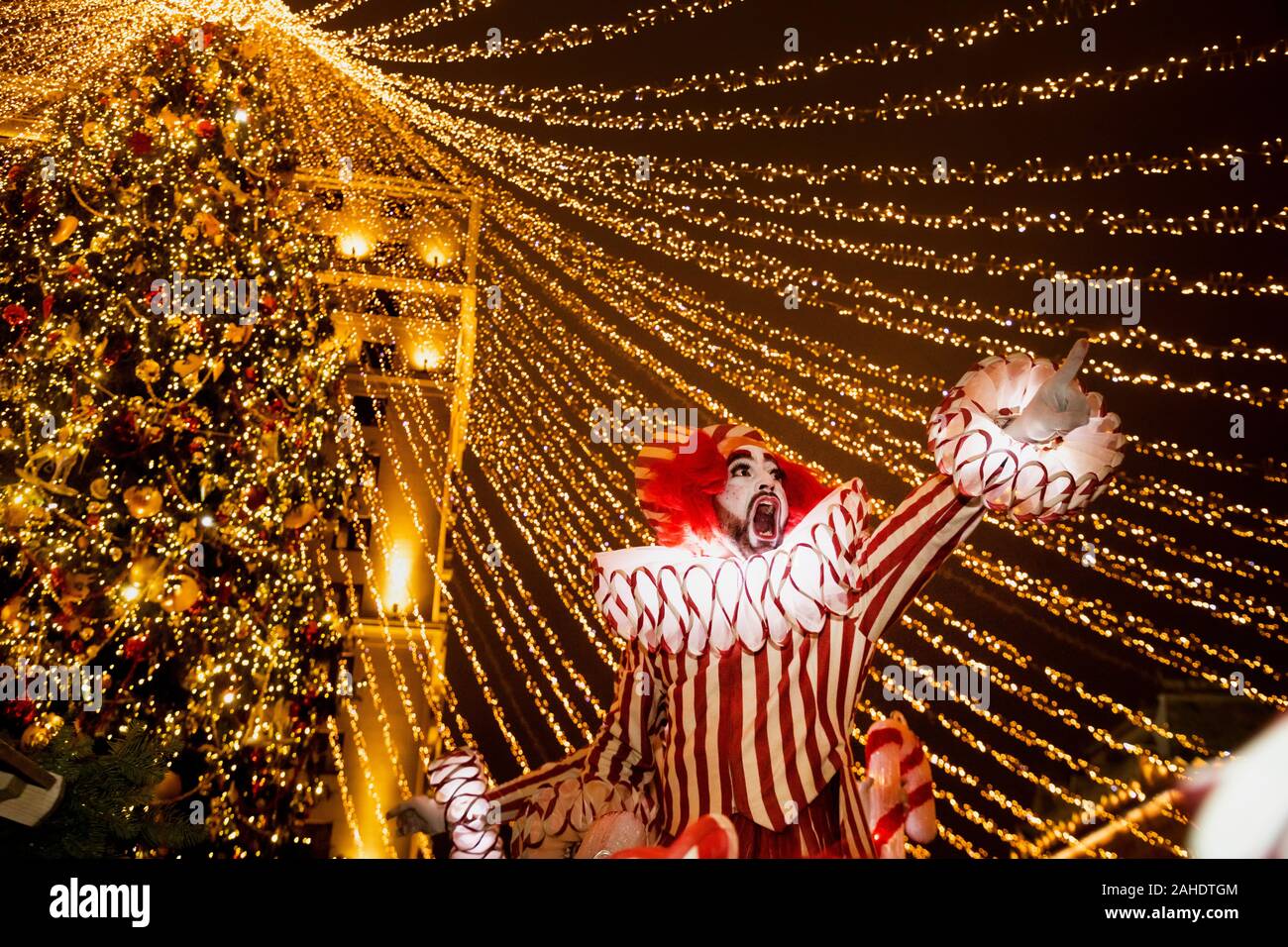 Moscou, Russie. 28 décembre 2019, un interprète pendant les célébrations du Nouvel An dans le centre de Moscou dans le cadre de Voyage à festival de Noël, Russie Banque D'Images