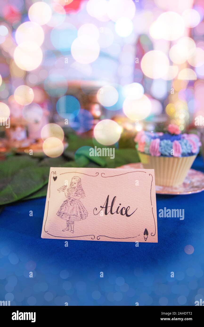Alice au Pays des Merveilles place card à la Mad Hatters Tea Party event à Blenheim Palace. Le Royaume-Uni demeure seigneuriale a été le lieu de naissance de Sir Winston Churchill. Banque D'Images