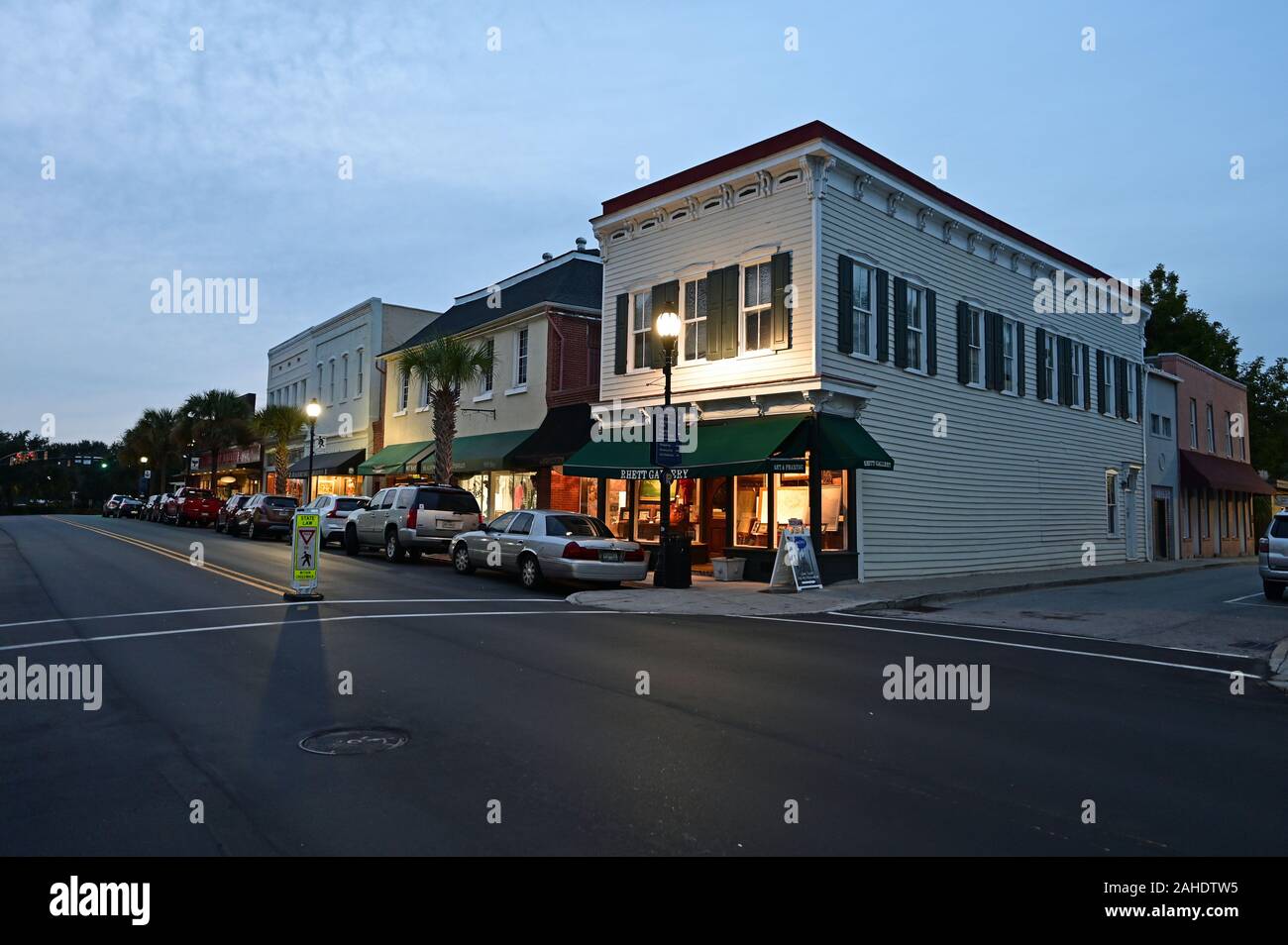 Beaufort, Caroline du Sud - le 18 octobre 2019 : le centre ville quartier historique de Beaufort, Caroline du Sud au crépuscule. Banque D'Images