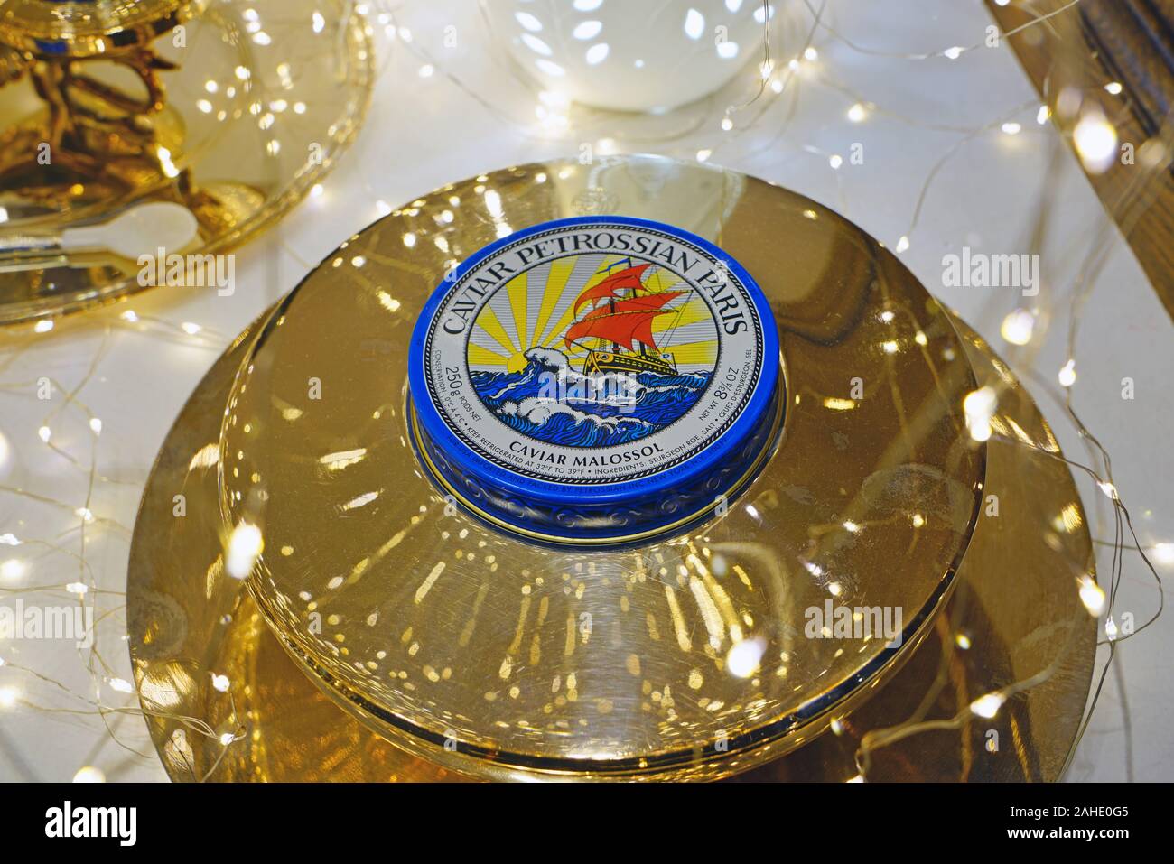 PARIS, FRANCE - 24 MAI 2019- Vue du caviar d'esturgeon noir luxe cher tins à la boutique Petrossian à Paris, France. Banque D'Images