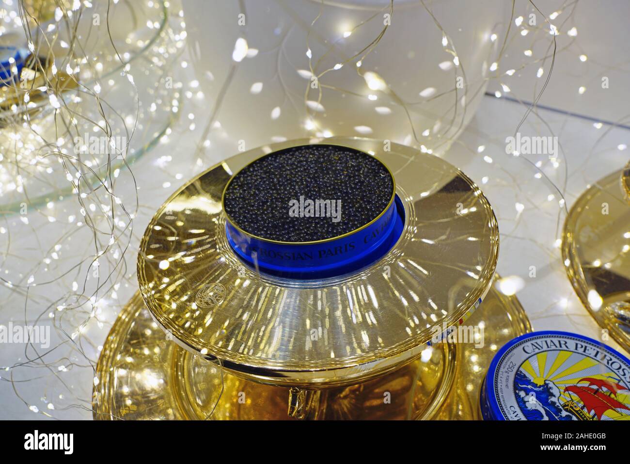 PARIS, FRANCE - 24 MAI 2019- Vue du caviar d'esturgeon noir luxe cher tins à la boutique Petrossian à Paris, France. Banque D'Images