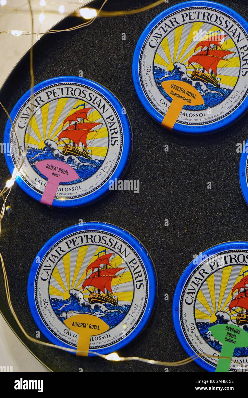 PARIS, FRANCE - 24 MAI 2019- Vue du caviar d'esturgeon noir luxe cher tins à la boutique Petrossian à Paris, France. Banque D'Images