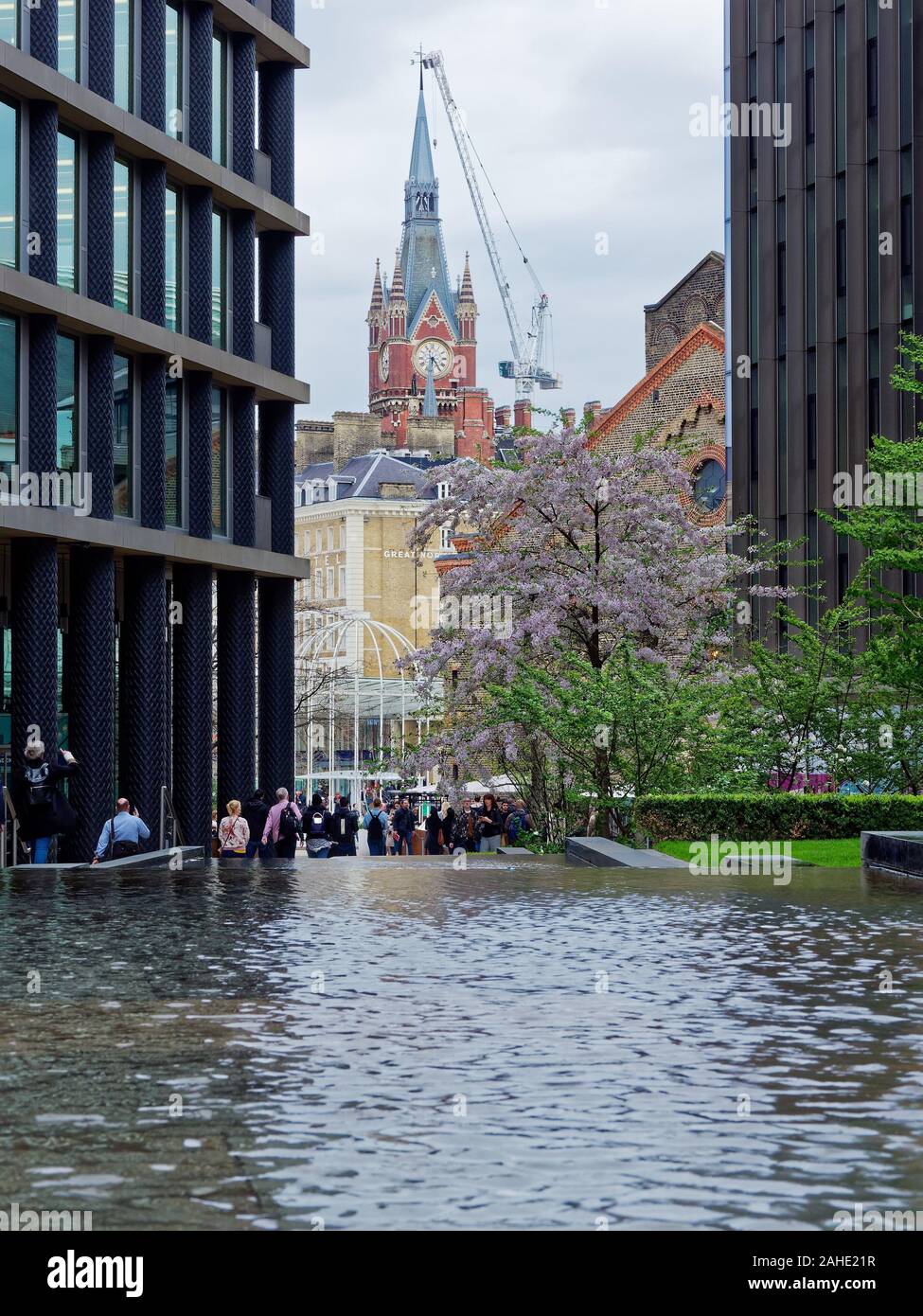 St Pancras Square au printemps, Londres, Royaume-Uni avec vue sur Kings Cross. Banque D'Images