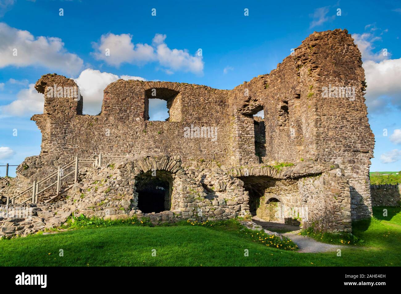 L'hôtel de manoir dans les ruines du château de Kendal en fin d'après-midi soleil en mai vue depuis le sud-ouest Banque D'Images