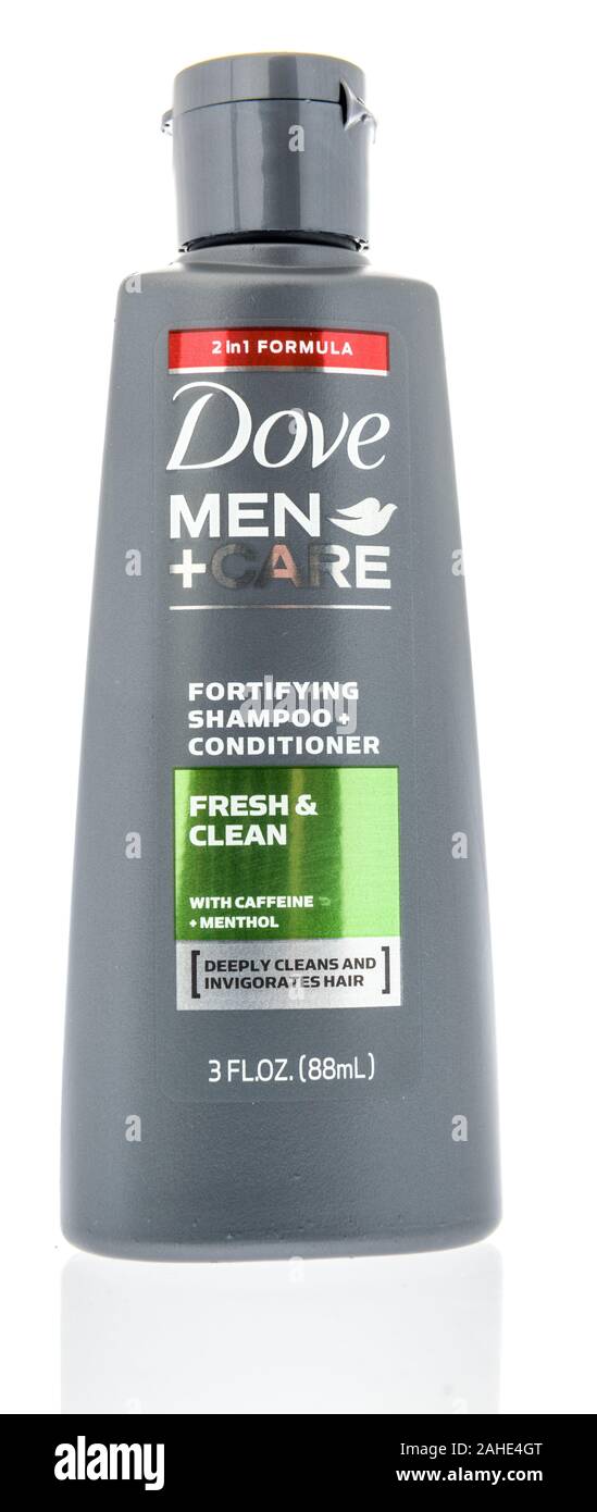 Winneconne, WI - 29 septembre 2019 : un paquet de Dove men care shampoing  et après sur un fond isolé Photo Stock - Alamy