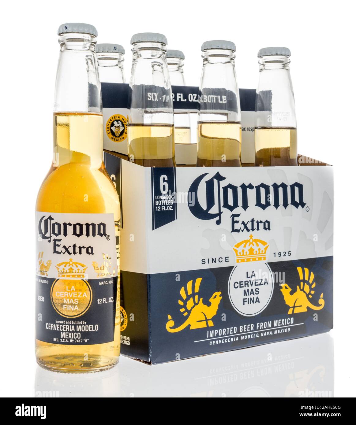 Winneconne, WI - 28 décembre 2019 : un six pack de bière Corona Extra du Mexique sur un fond isolé Banque D'Images