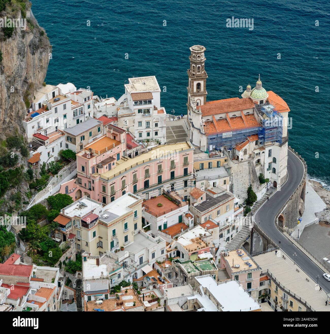 Toits et église à Atrani, Itally vu de Torre dello Ziro Banque D'Images