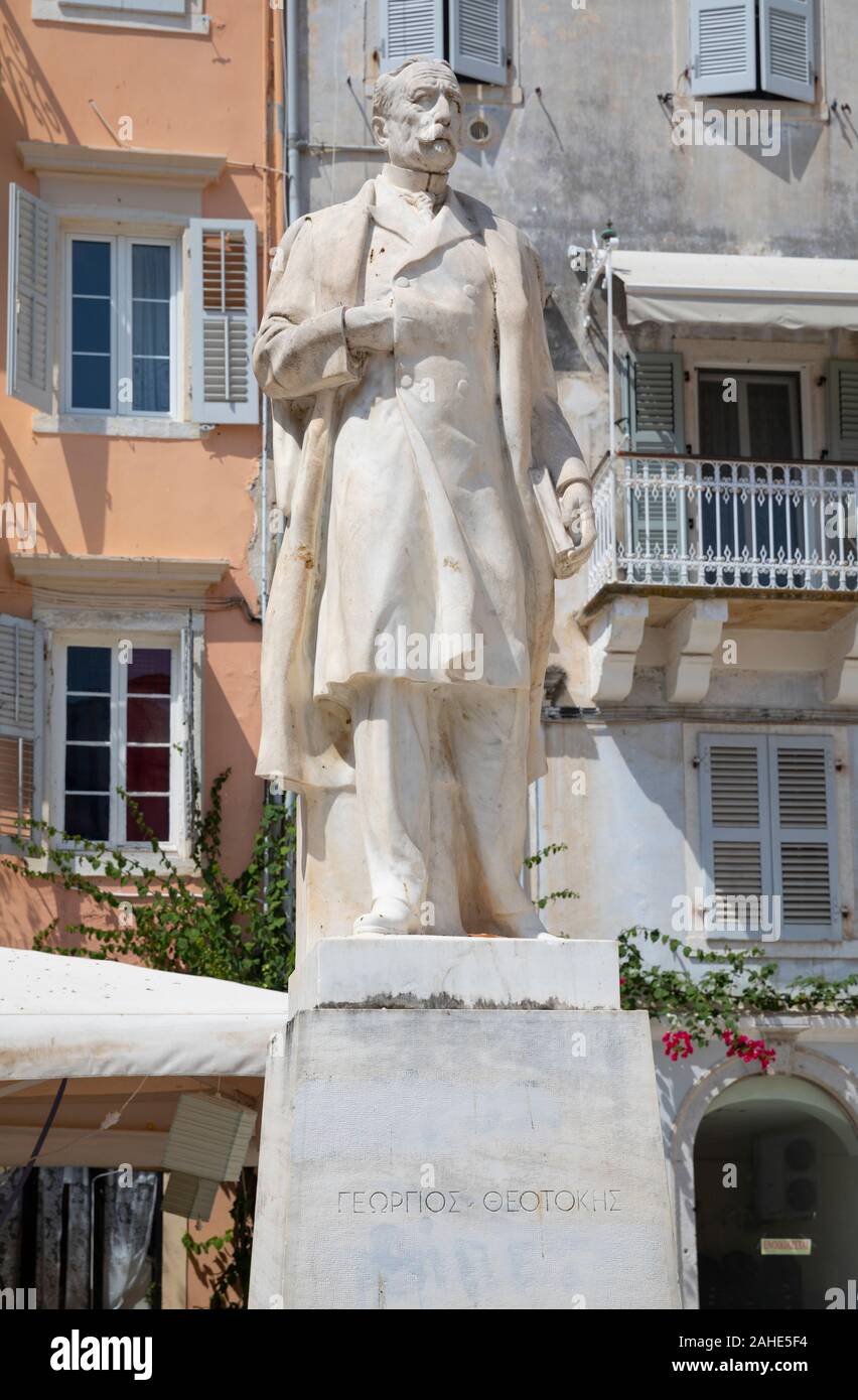 Statue Du Premier Ministre Grec Georgios Theotokis Sur La Place Des Héros, La Vieille Ville De Corfou, Grèce Banque D'Images