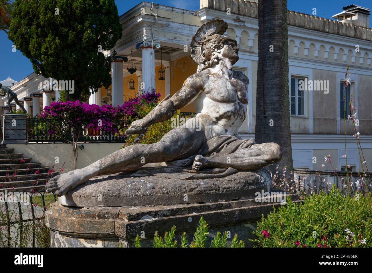 Statue en marbre de mourir Achille dans les jardins du Palais d'Achilleion, Gastouri, Corfou, Grèce Banque D'Images