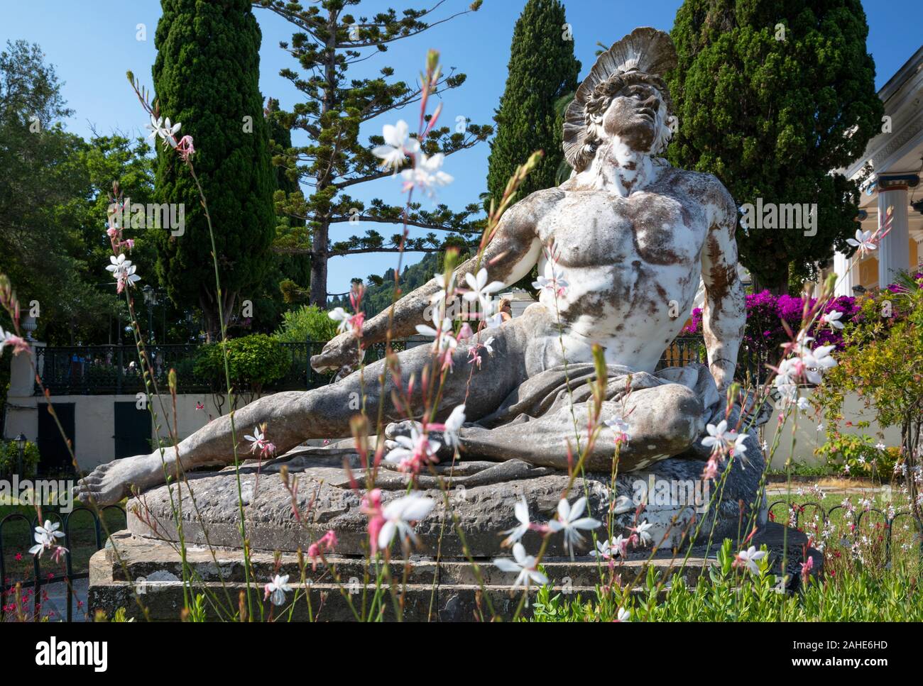 Statue en marbre de mourir Achille dans les jardins du Palais d'Achilleion, Gastouri, Corfou, Grèce Banque D'Images