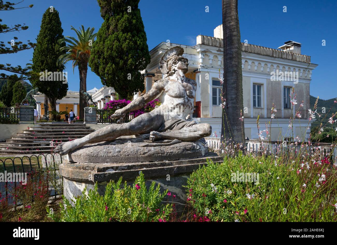 Statue en marbre de mourir Achille dans les jardins du Palais d'Achilleion, Gastouri, Corfou, Grèce Banque D'Images