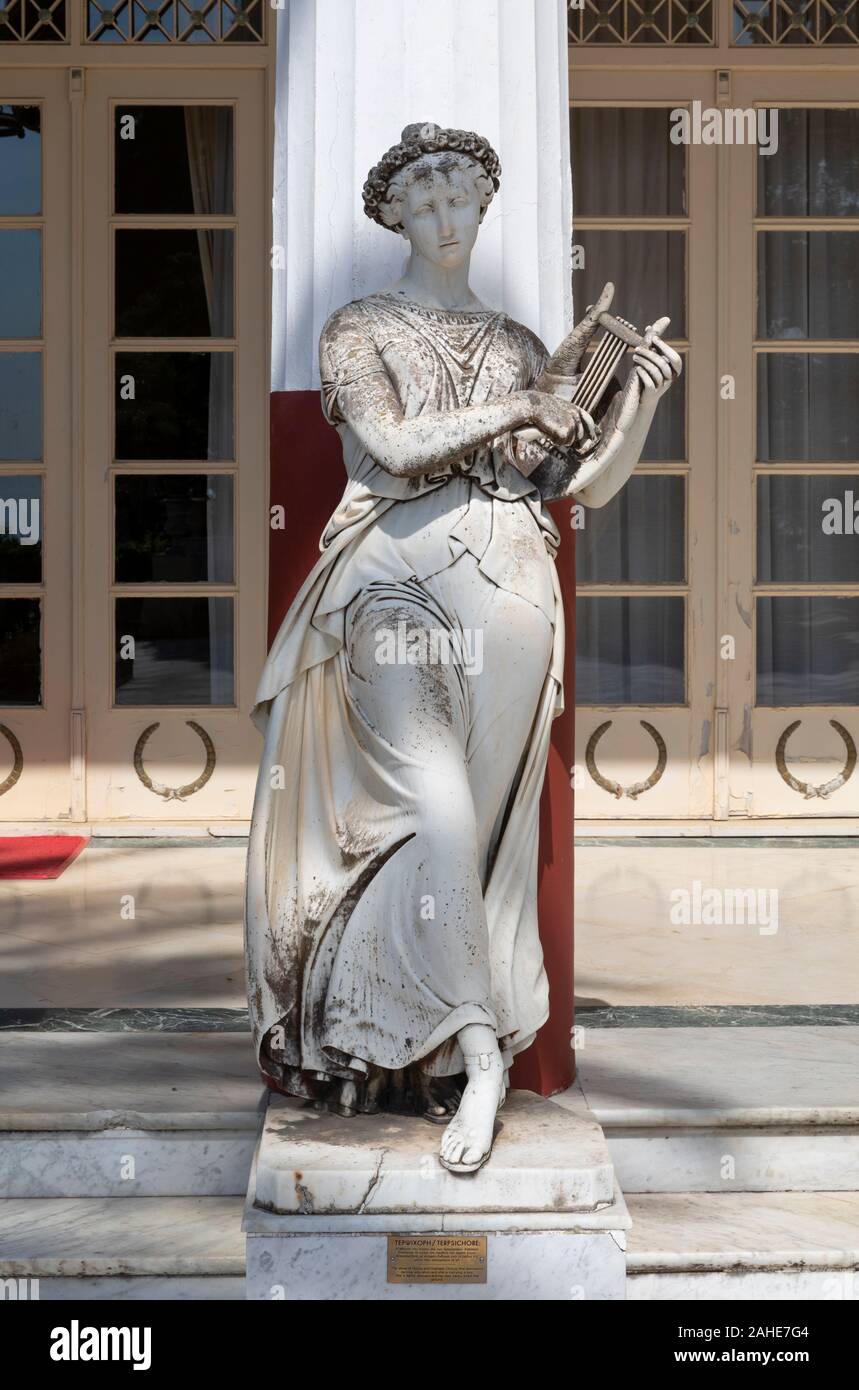 Statue de marbre de Terpsichore, déesse de danse et chœur dans la cour des Muses, Palais Achilleion, Corfou, Grèce Banque D'Images