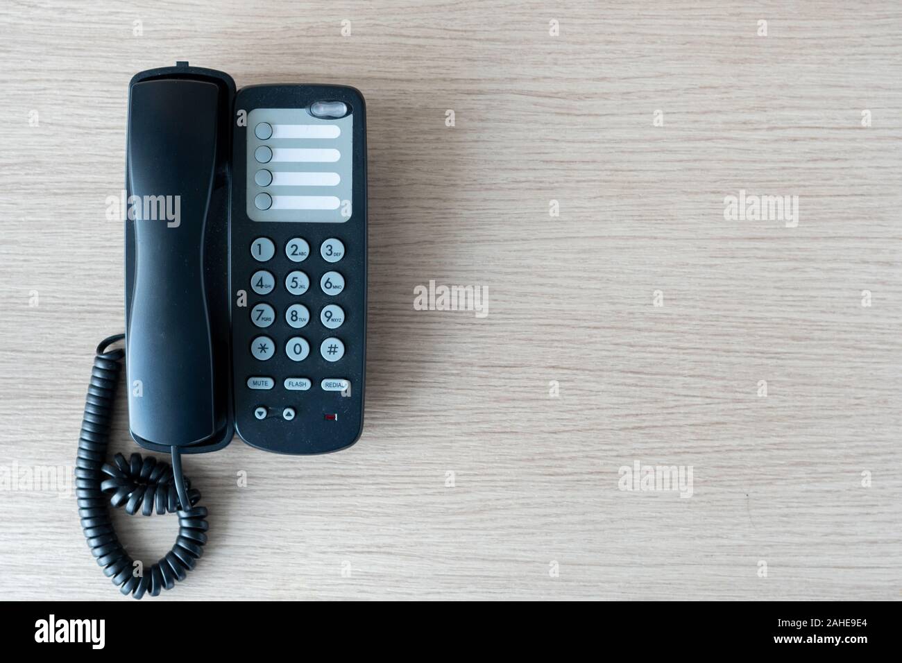 Le vieux téléphone noir sur le bureau d'affaires 24 dans le bois utilisé pour connecter contact ci-dessus, sur la table employés attendent d'entendre parler de cu Banque D'Images