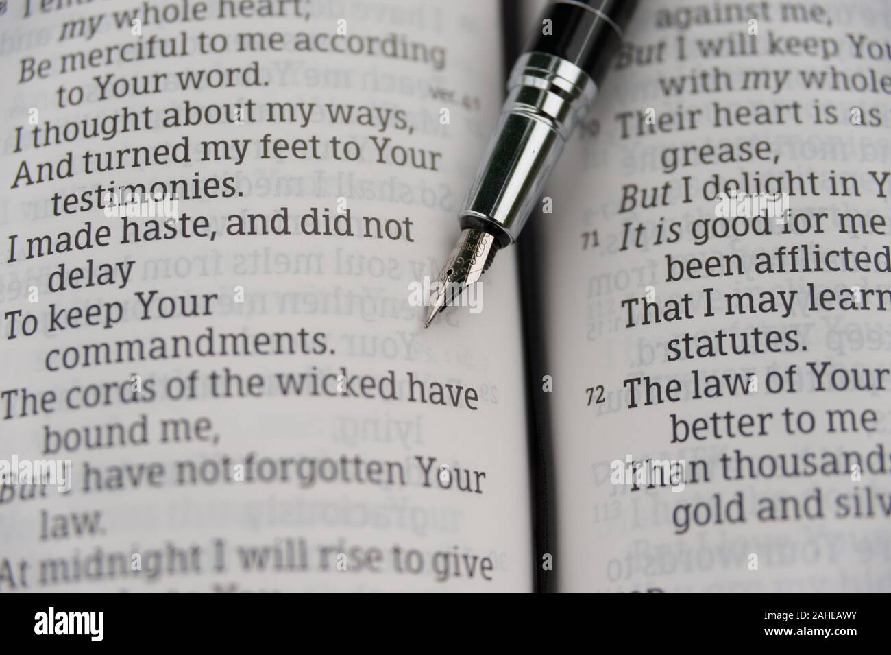 Bible ouverte en close-up au Psaume 119 avec un stylo. Plan horizontal. Banque D'Images