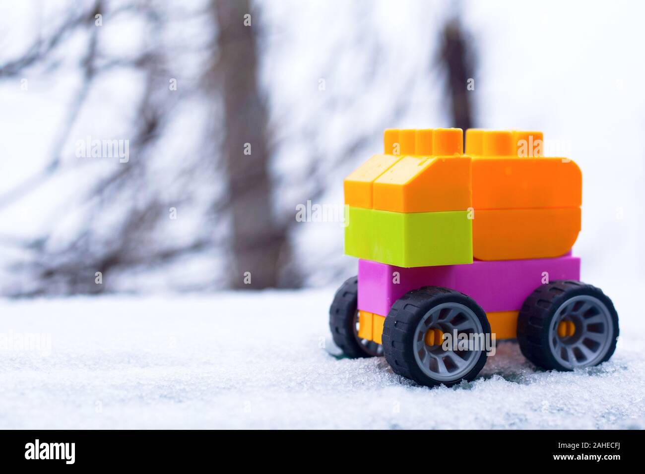 La voiture sur la neige. concept de nouvel an hiver enfants humeur. temps de neige. Banque D'Images