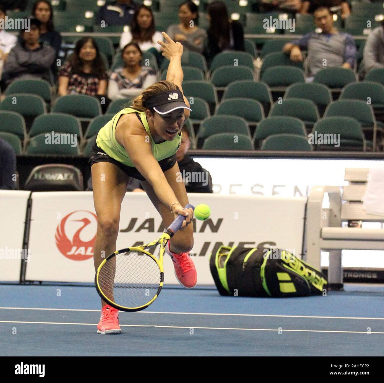 28 décembre 2019 - Danielle Collins revient volley dans un double mixte, match d'exhibition à l'Hawaii Open Invitational Tournament entre équipes Danielle Collins/Sam Querrey et Yanina Wickmayer/Christian Harrison à la Stan Sheriff Center à Honolulu, HI - Michael Sullivan/CSM Banque D'Images