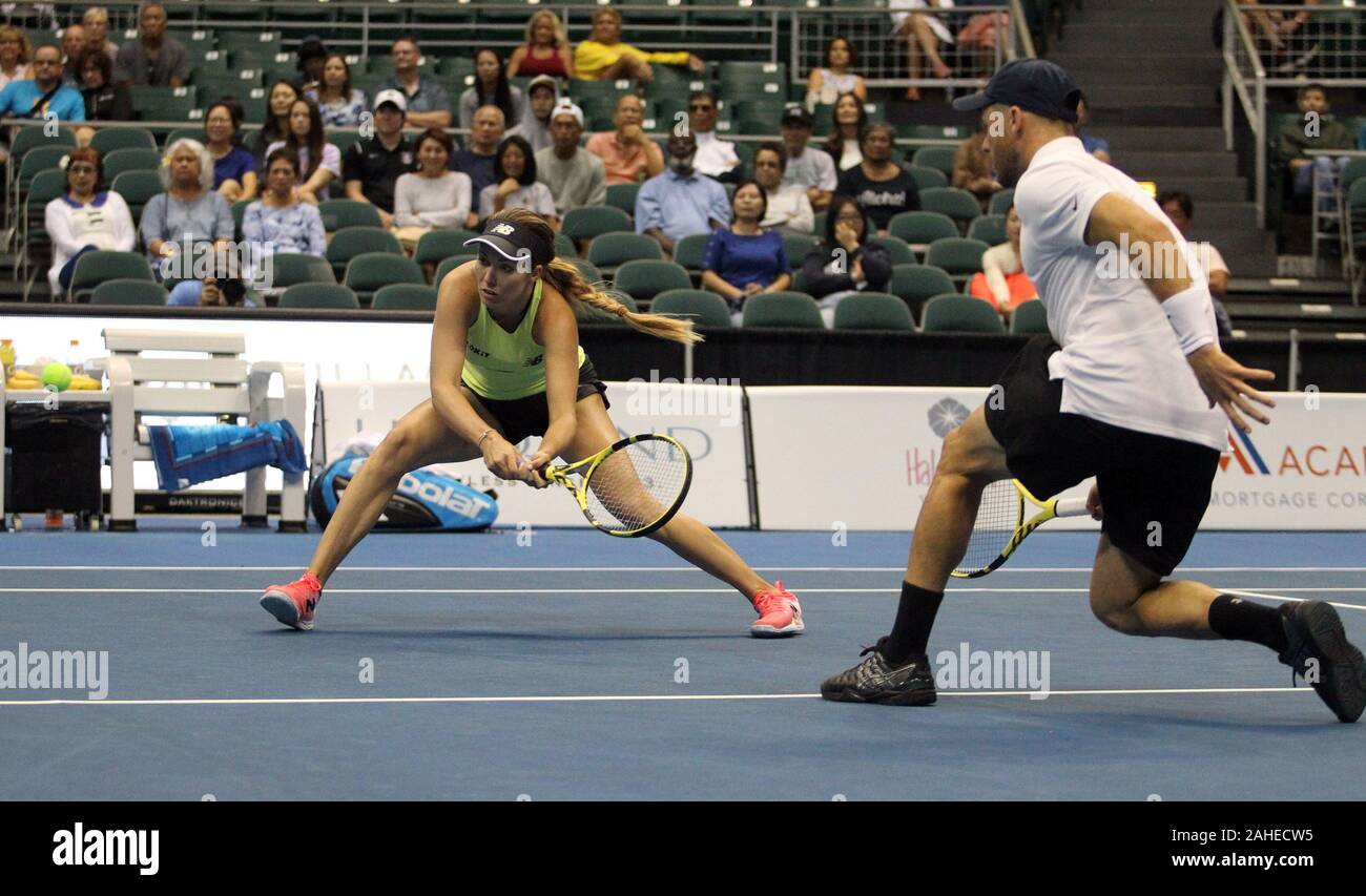 28 décembre 2019 - Danielle Collins revient volley dans un double mixte, match d'exhibition à l'Hawaii Open Invitational Tournament entre équipes Danielle Collins/Sam Querrey et Yanina Wickmayer/Christian Harrison à la Stan Sheriff Center à Honolulu, HI - Michael Sullivan/CSM Banque D'Images