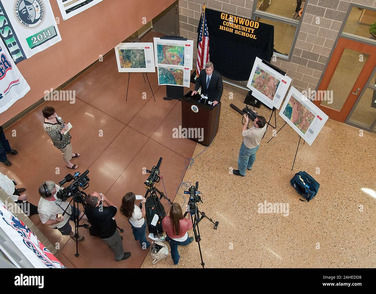 L'agriculture américain Tom Vilsack a tenu une réunion à l'Glenwood Community High School à Glenwood, Iowa jeu., 16 juin 2011. Les agriculteurs, les médias locaux et régionaux ont écouté et questionné Secrétaire Vilsack sur la cause de l'inondation le long de la rivière Missouri, affectant l'Iowa et le Nebraska. Secrétaire Vilsack offert conseils et l'aide disponible par le ministère de l'Agriculture des États-Unis et d'autres organismes fédéraux. Banque D'Images