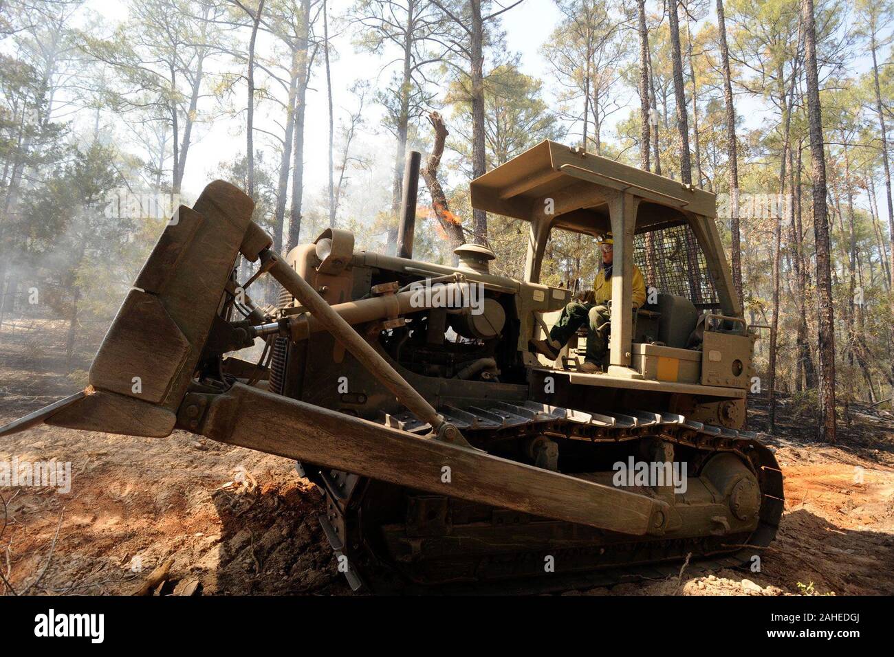 La CPS. Brady Burton, avec le 111e bataillon du génie, TXARNG, efface les arbres et broussailles pour créer un pare-feu. Ces coupe-feu à maintenir le feu de maisons et de biens potentiellement néfastes. La Garde nationale du Texas ont été la lutte contre les incendies au Texas pendant plus de 10 jours, Bastrop, Texas, 7 septembre 2011. Banque D'Images