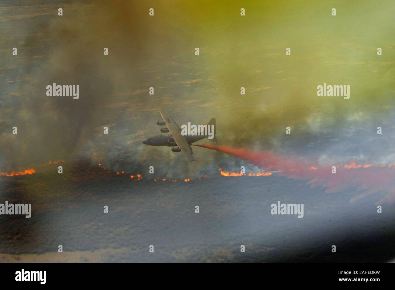 Un C-130H Hercules du 302e Airlift Wing, Colorado Springs Air Force Reserve, équipé de l'Aéroporté Système Incendie Modulaire supprime une ligne de feu dans l'ouest du Texas, le 27 avril. MAFFS est capable de distribuer 3 000 gallons d'eau ou de flammes dans moins de 5 secondes. Les friches ont réparties dans diverses parties du Texas et ont brûlé plus de 1 000 milles carrés de terres. Banque D'Images
