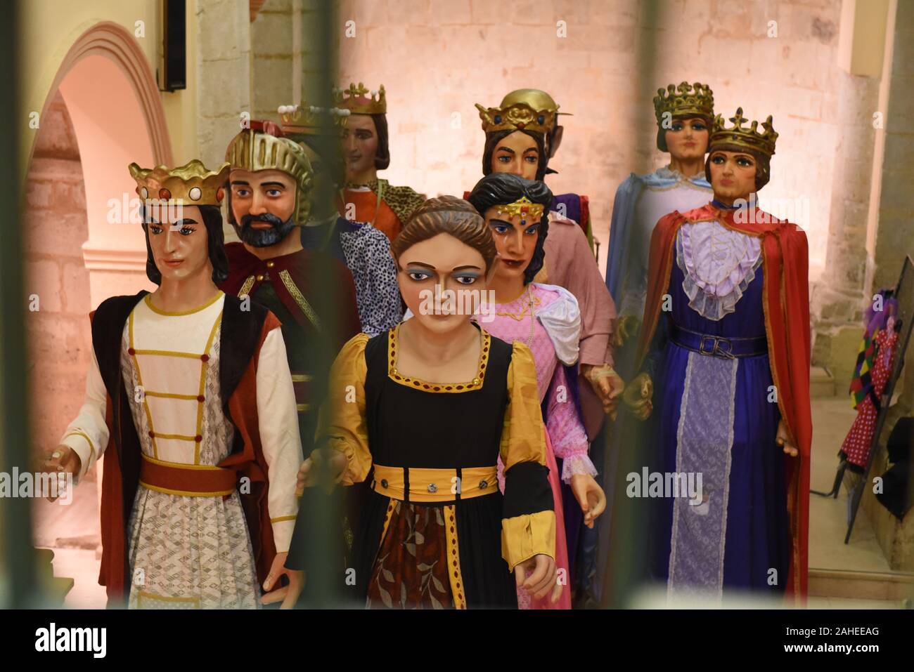 Gigantes (Gigants) sont vues avant la célébration.Ils ont été créés pour représenter les archétypes et la tradition de la région espagnole. Ils sont habillés dans des costumes de mariage et de Fiesta. Credit : SOPA/Alamy Images Limited Live News Banque D'Images