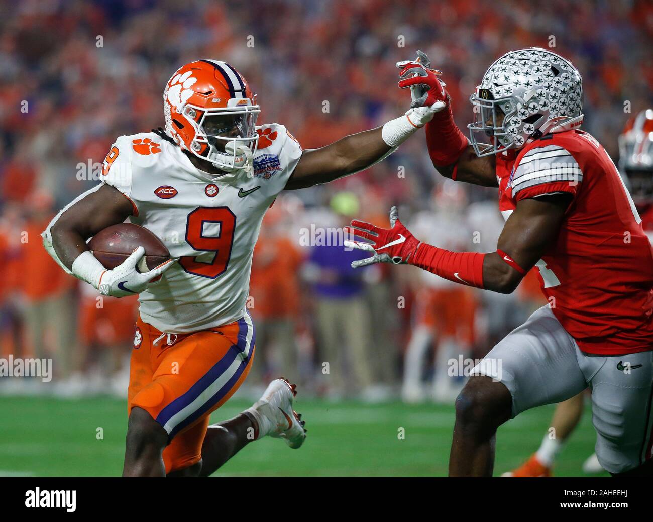 Glendale, Arizona, USA. 28 Dec, 2019. Clemson Tigers d'utiliser de nouveau Travis Etienne # 9 porte la balle comme Ohio State Buckeyes coffre Jordanie Fuller # 4 tente de se relever au cours de la Fiesta Bowl Playstation match de demi-finale entre l'Ohio State Buckeyes et le Clemson Tigers au stade de State Farm, à Glendale (Arizona). Crédit Photo obligatoire : Charles Baus/CSM/Alamy Live News Banque D'Images