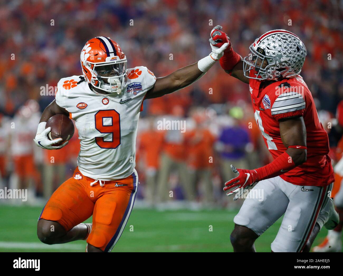 Glendale, Arizona, USA. 28 Dec, 2019. Clemson Tigers d'utiliser de nouveau Travis Etienne # 9 porte la balle comme Ohio State Buckeyes coffre Jordanie Fuller # 4 tente de se relever au cours de la Fiesta Bowl Playstation match de demi-finale entre l'Ohio State Buckeyes et le Clemson Tigers au stade de State Farm, à Glendale (Arizona). Crédit Photo obligatoire : Charles Baus/CSM/Alamy Live News Banque D'Images