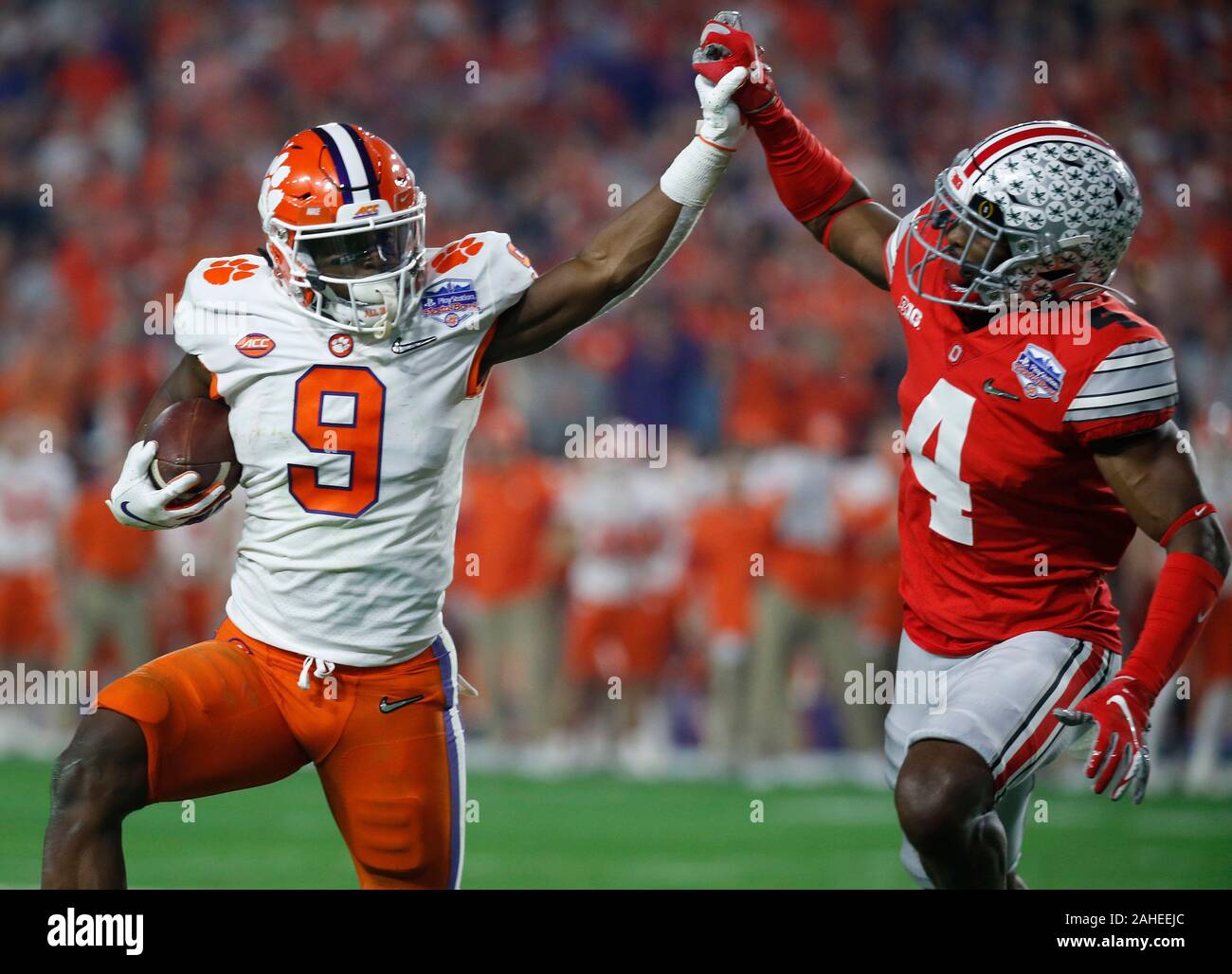 Glendale, Arizona, USA. 28 Dec, 2019. Clemson Tigers d'utiliser de nouveau Travis Etienne # 9 porte la balle comme Ohio State Buckeyes coffre Jordanie Fuller # 4 tente de se relever au cours de la Fiesta Bowl Playstation match de demi-finale entre l'Ohio State Buckeyes et le Clemson Tigers au stade de State Farm, à Glendale (Arizona). Crédit Photo obligatoire : Charles Baus/CSM/Alamy Live News Banque D'Images