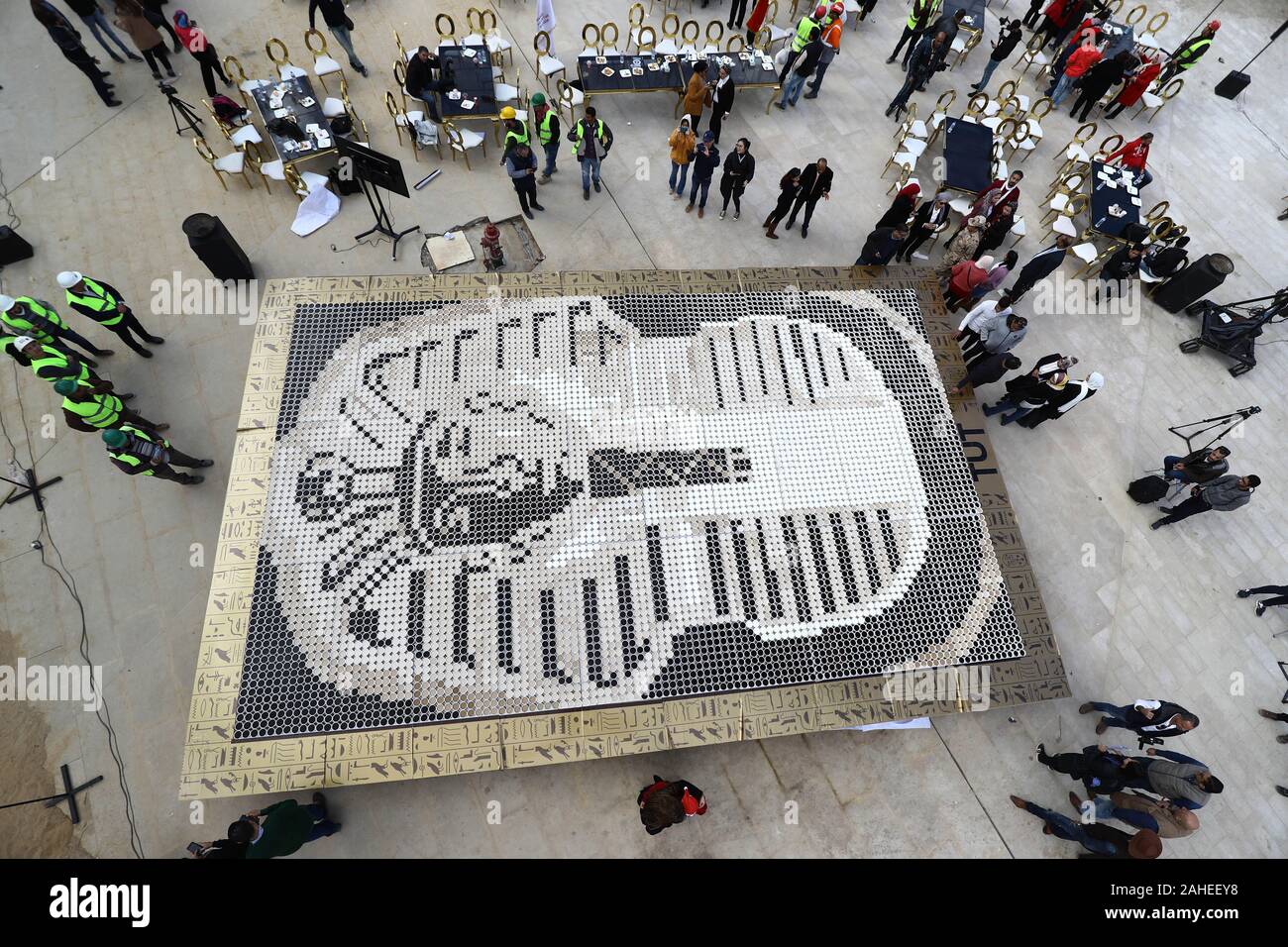 Beijing, Chine. 28 Dec, 2019. Photos prises le 28 décembre 2019 montre une tasse de café mosaïque de roi égyptien ancien masque de Toutankhamon à Gizeh, Egypte. À la cour du grand Musée Égyptien (GEM) près de les grandes pyramides de Giza, Egypte célébrée le samedi d'une cérémonie en plein air, établissant un nouveau record mondial Guinness pour la plus grande mosaïque de l'ancien roi égyptien Toutankhamon masque de tasses à café. Credit : Ahmed Gomaa/Xinhua/Alamy Live News Banque D'Images