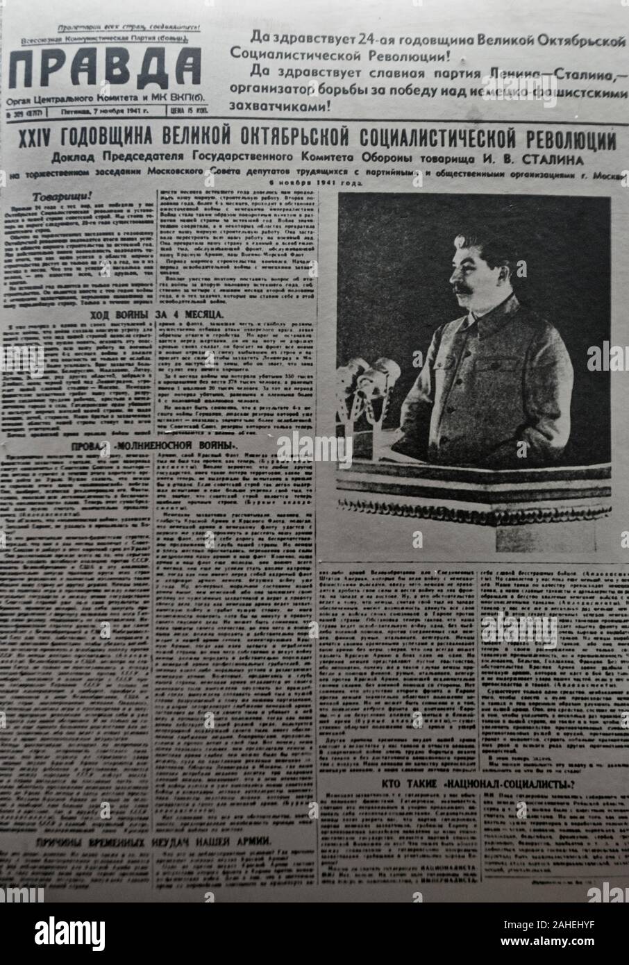 Le journal soviétique Pravda, avec une photo de Joseph Staline Banque D'Images