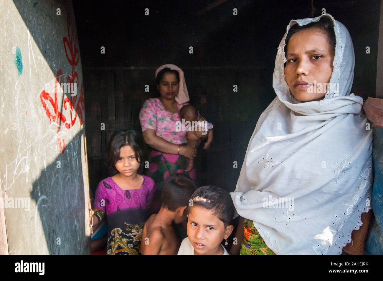 Teknaf, Cox's Bazer, au Bangladesh. 5Th Jan, 2017. Les femmes avec leurs enfants au camp de réfugiés de Léda Léda à Teknaf.Règlement de fortune est un camp de réfugiés pour les réfugiés rohingyas construite sur des terres appartenant à l'Union européenne en Nhilla du sous-district de Teknaf dans Cox's Bazar (Bangladesh). Le camp est situé à environ 15 km (9,3 mi) de Teknaf ville. Credit : Towfiq Chowdhury/SOPA Images/ZUMA/Alamy Fil Live News Banque D'Images