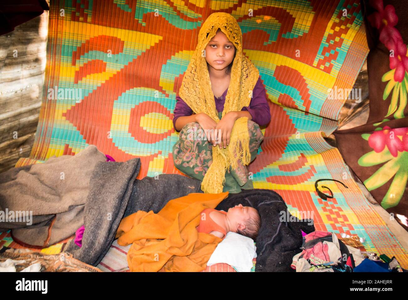 Teknaf, au Bangladesh. 6 janvier, 2017. A 17 ans, Rita avec son bébé au camp de réfugiés de Léda Léda à Teknaf.Règlement de fortune est un camp de réfugiés pour les réfugiés rohingyas construite sur des terres appartenant à l'Union européenne en Nhilla du sous-district de Teknaf dans Cox's Bazar (Bangladesh). Le camp est situé à environ 15 km (9,3 mi) de Teknaf ville. Credit : Towfiq Chowdhury/SOPA Images/ZUMA/Alamy Fil Live News Banque D'Images