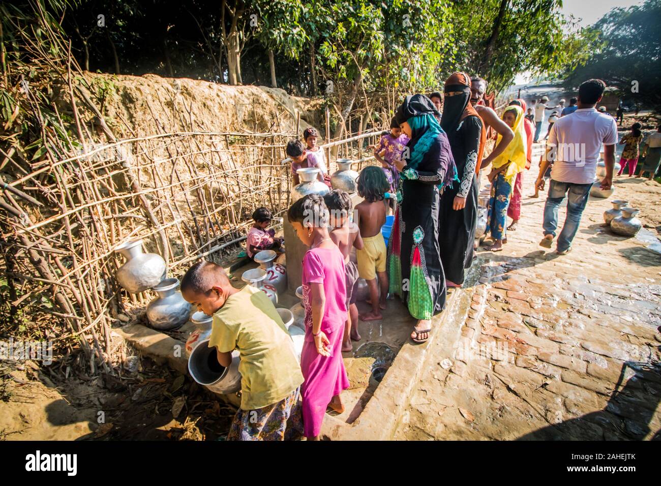 Teknaf, au Bangladesh. 5Th Jan, 2017. Réfugiés rohingyas au camp de réfugiés de Léda Léda à Teknaf.Règlement de fortune est un camp de réfugiés pour les réfugiés rohingyas construite sur des terres appartenant à l'Union européenne en Nhilla du sous-district de Teknaf dans Cox's Bazar (Bangladesh). Le camp est situé à environ 15 km (9,3 mi) de Teknaf ville. Credit : Towfiq Chowdhury/SOPA Images/ZUMA/Alamy Fil Live News Banque D'Images