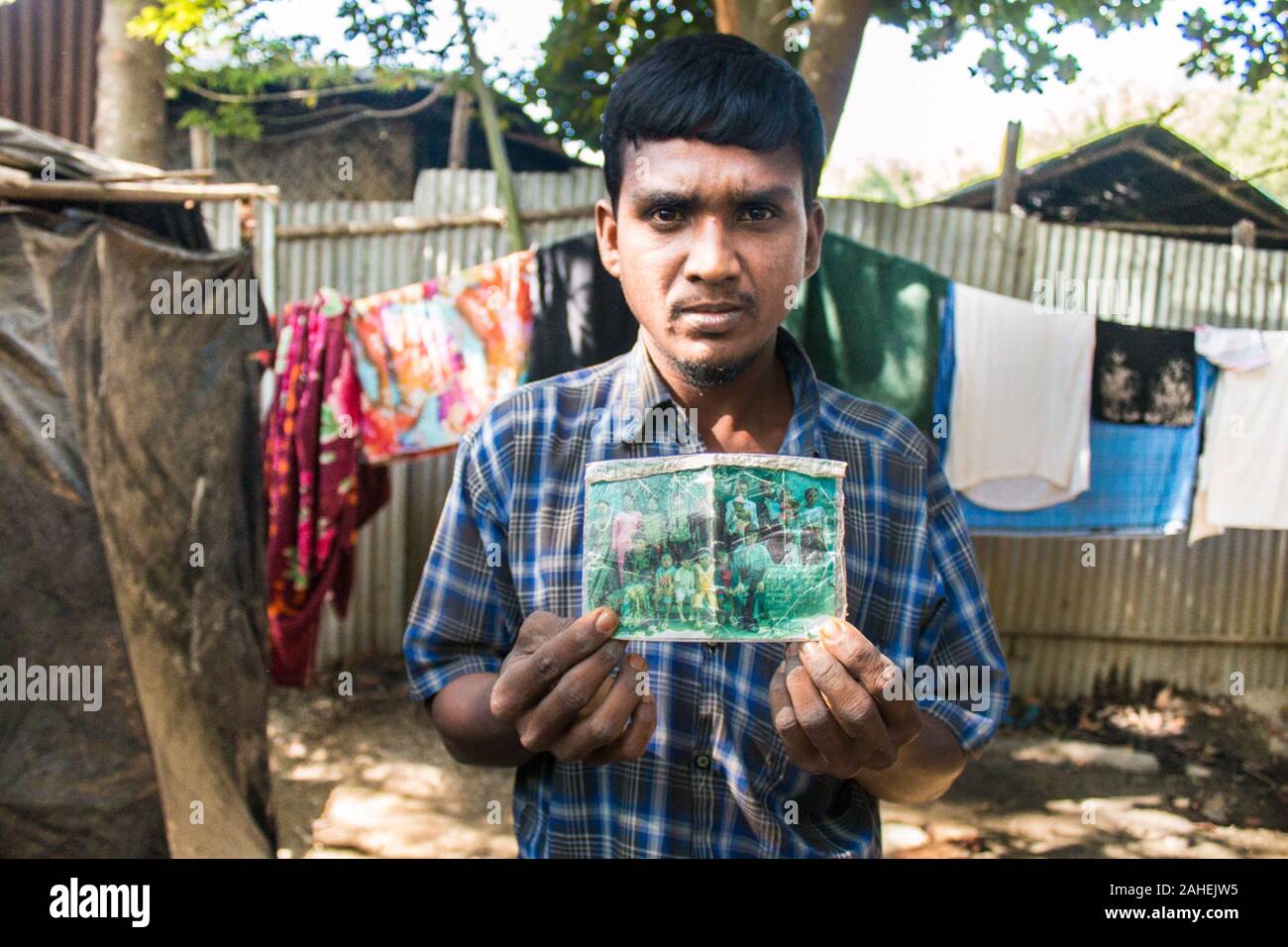 Teknaf, au Bangladesh. 6 janvier, 2017. Hassan un réfugié montre un portrait de sa famille tués par l'armée du Myanmar au camp de réfugiés de Léda Léda à Teknaf.Règlement de fortune est un camp de réfugiés pour les réfugiés rohingyas construite sur des terres appartenant à l'Union européenne en Nhilla du sous-district de Teknaf dans Cox's Bazar (Bangladesh). Le camp est situé à environ 15 km (9,3 mi) de Teknaf ville. Credit : Towfiq Chowdhury/SOPA Images/ZUMA/Alamy Fil Live News Banque D'Images